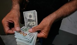 أسعار الدولار تنخفض قليلاً في الأسواق العراقية